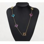 Dlhý náhrdelník s kvetinovým vzorom, zdobený kryštálmi Swarovski