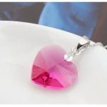 Náhrdelník so srdiečkovým príveskom, fuchsiový, zdobený kryštálmi Swarovski
