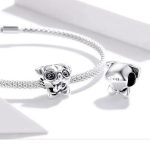 Strieborné kúzlo, pes s mašľou