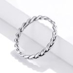 Strieborný prsteň so zapletenou štruktúrou, veľkosť 6