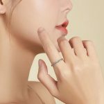 Strieborný prsteň so zapletenou štruktúrou, veľkosť 8