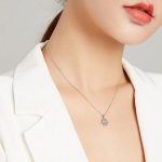 Strieborný náhrdelník s príveskom Hand of Fatima