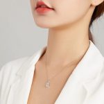 Strieborný náhrdelník s príveskom Hand of Fatima