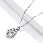 Strieborný náhrdelník s príveskom Hand of Fatima