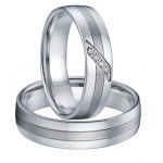 Pánsky snubný prsteň z nehrdzavejúcej ocele striebornej farby s tmavým pásom v strede, veľkosť 15