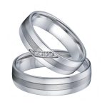 Dámsky snubný prsteň z nehrdzavejúcej ocele striebornej farby s tmavým pásom v strede, veľkosť 6