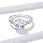 Strieborný zásnubný prsteň s bielym kryštálom, veľkosť 8