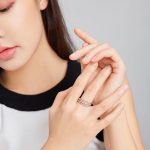 Strieborný prsteň, špirála, s farebným kryštálom