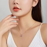 Strieborný náhrdelník s krištáľovým srdcom