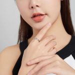 Strieborný prsteň so stopami