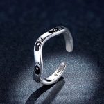 Strieborný prsteň so stopami