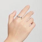 Strieborný prsteň so stopami