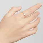 Strieborný prsteň, točený, zlatej farby, veľkosť 7