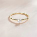 Strieborný prsteň, točený, zlatej farby, veľkosť 6