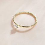 Strieborný prsteň, točený, zlatej farby, veľkosť 6