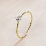 Strieborný prsteň, točený, zlatej farby, veľkosť 8