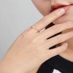 Strieborný prsteň, točený, zlatej farby, veľkosť 8