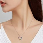 Strieborný náhrdelník s dúhovým srdiečkom