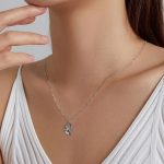 Strieborný náhrdelník s paletou farieb