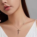 Strieborný náhrdelník s krížikom a nápisom viera