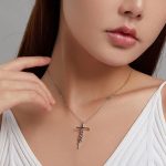 Strieborný náhrdelník s krížikom a nápisom viera