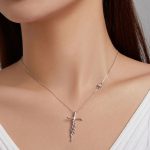 Strieborný náhrdelník s krížikom a nápisom viera