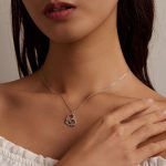 Strieborný náhrdelník s príveskom vtáčika