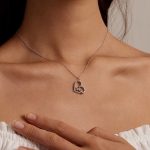 Strieborný náhrdelník s príveskom vtáčika