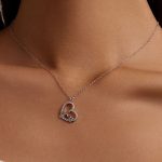 Strieborný náhrdelník s príveskom vtáčika