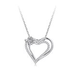 Strieborný náhrdelník s príveskom s dvojitým srdcom a motýľom