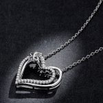 Strieborný náhrdelník s príveskom s dvojitým srdcom a motýľom