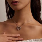Strieborný náhrdelník s príveskom s dvojitým srdcom a motýľom