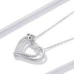 Strieborný náhrdelník s príveskom s dvojitým srdcom a motýľom