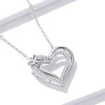 Strieborný náhrdelník s príveskom s dvojitým srdcom a motýľom