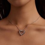 Strieborný náhrdelník s príveskom s dvojitým srdcom a motýľom