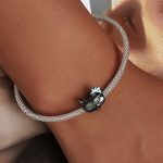 Strieborné kúzlo, mačka s kvetom