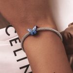 Strieborné kúzlo, tmavomodrý motýľ