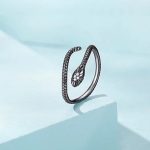 Strieborný prsteň, had, čierny