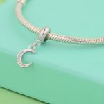 Strieborný prívesok, písmeno C