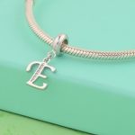 Strieborný prívesok, písmeno E