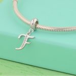 Strieborný prívesok, písmeno F