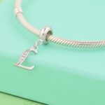 Strieborný prívesok, písmeno L