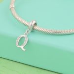 Strieborný prívesok, písmeno Q