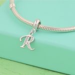 Strieborný prívesok, písmeno R