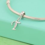 Strieborný prívesok, písmeno T