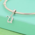 Strieborný prívesok, písmeno U