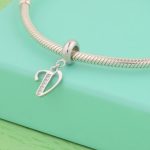 Strieborný prívesok, písmeno V