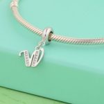 Strieborný prívesok, písmeno W