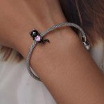 Strieborné kúzlo, čierna mačka