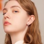 Strieborné náušnice s bielym kryštálom